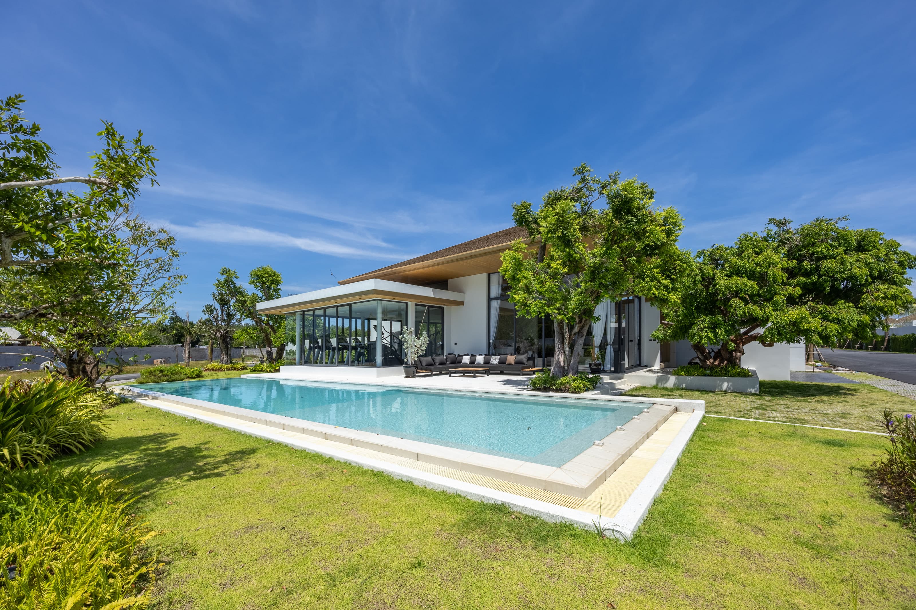 Ko Kaeo villa lawn and pool